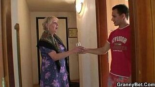 Granny gets banged by an young pickuper - porn video